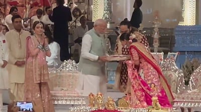 ஆனந்த் அம்பானி திருமணம்:
பிரதமா் மோடி நேரில் வாழ்த்து